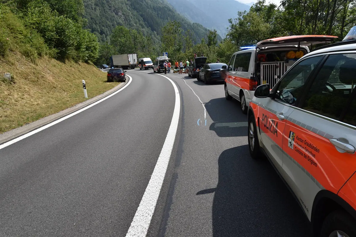 Mesocco GR – Kollision zwischen Roller und Sattelschlepper fordert schwer verletzten Zweiradfahrer