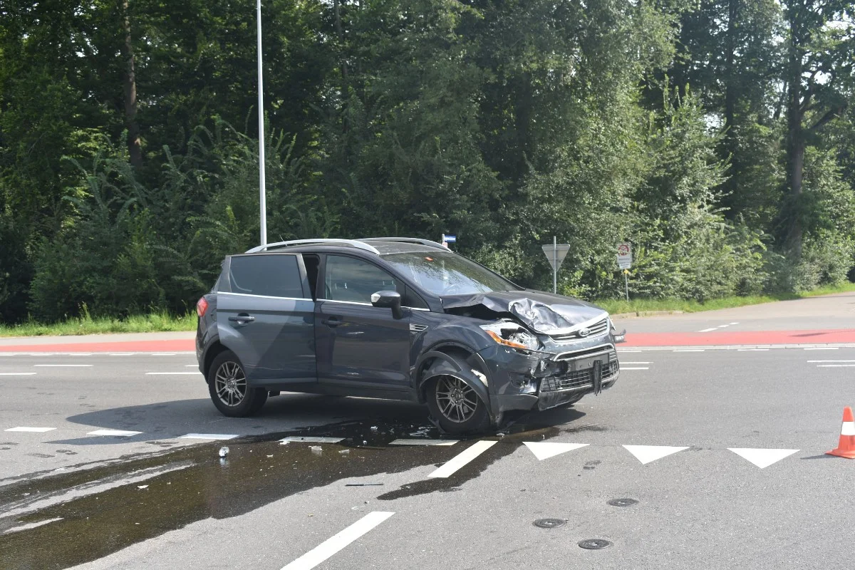 Fahrerflucht in Buchrain LU - Trotz heftiger Kollision - Lieferwagen fährt davon!