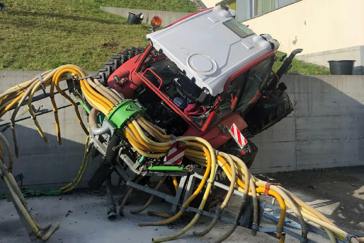 Luzern - Traktor rollt ungebremst in Hauswand - Grosser Sachschaden
