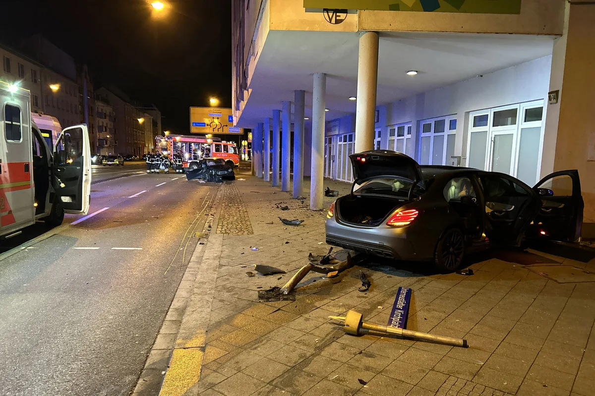 Kassel-Unterneustadt - Schwerer Unfall nach mutmaßlichem Autorennen