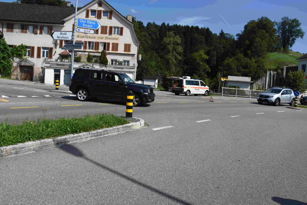  SchmerikonSG -  Beifahrerin auf Roller verletzt