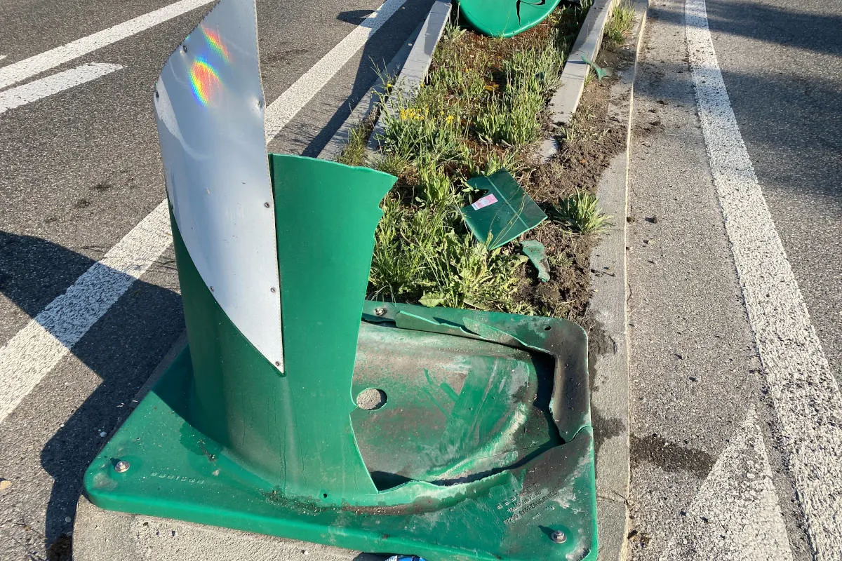 A1 Wettingen AG – Auf der Autobahn gegen Poller geprallt 