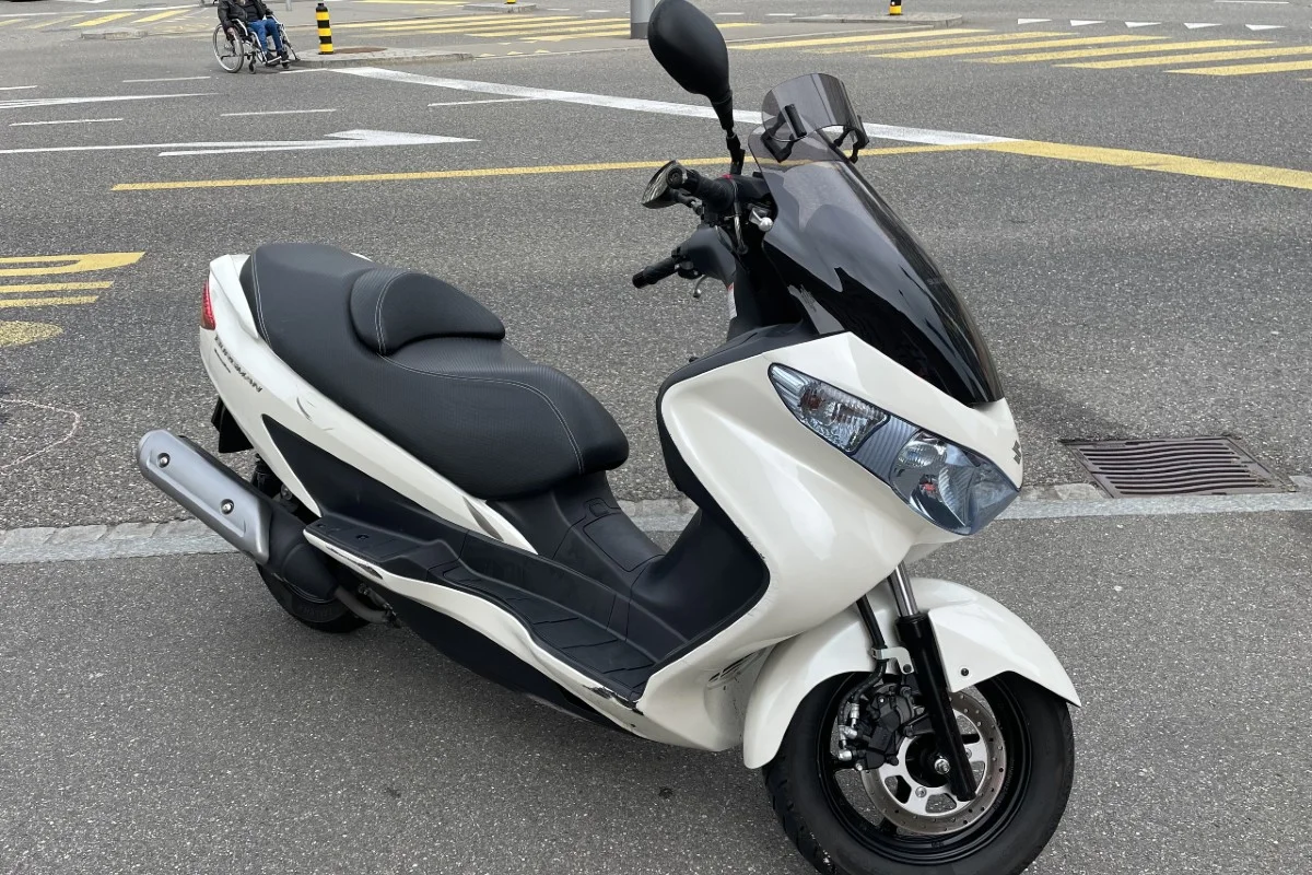 Mororradfahrer stürzt in der Stadt St. Gallen und verletzt sich