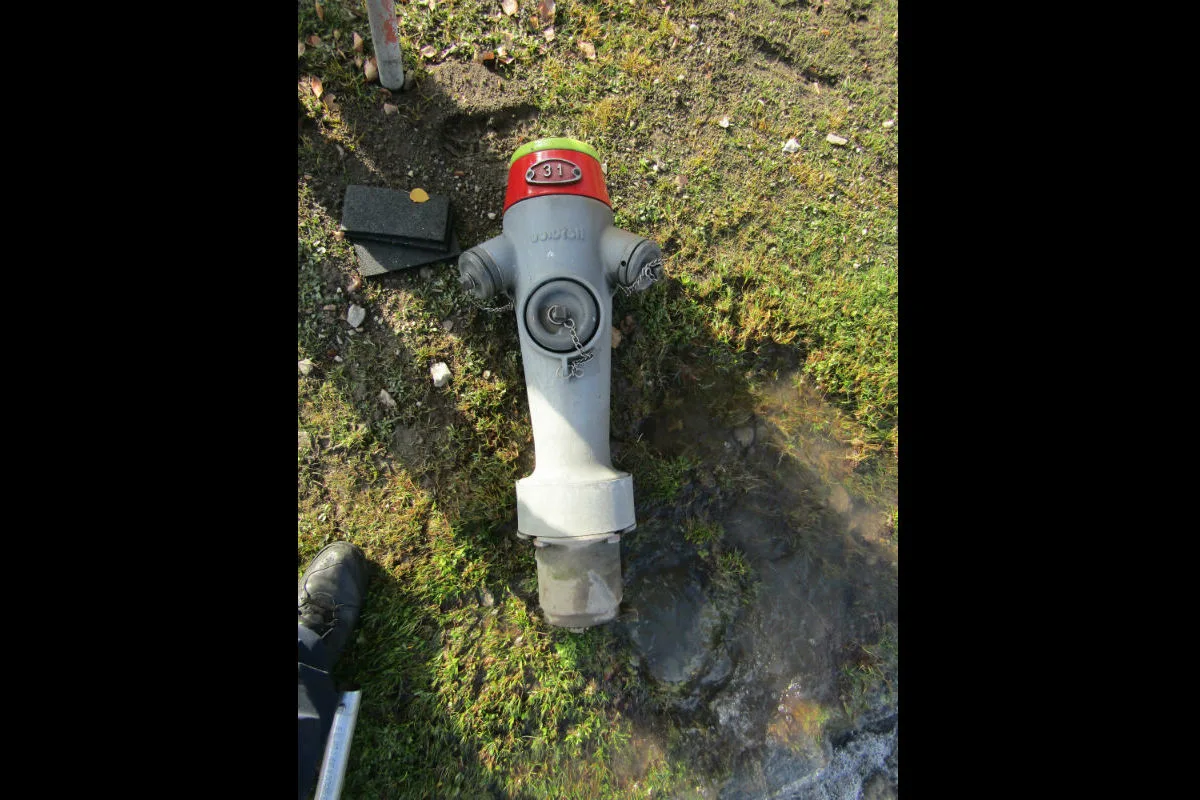 Niederurnen GL - Hydrant umgefahren - Zeugenaufruf
