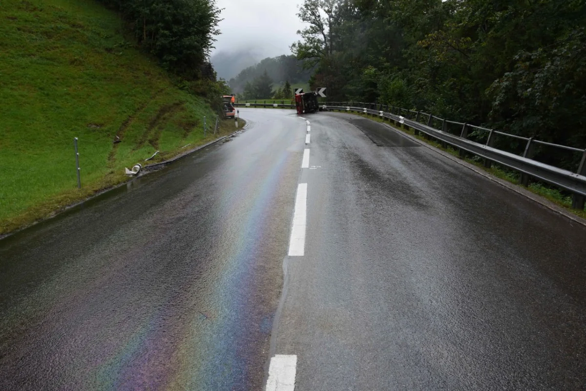 Zeugenaufruf aus Nesslau SG - Ölverschmutze Strasse verursacht spektakulären Unfall 