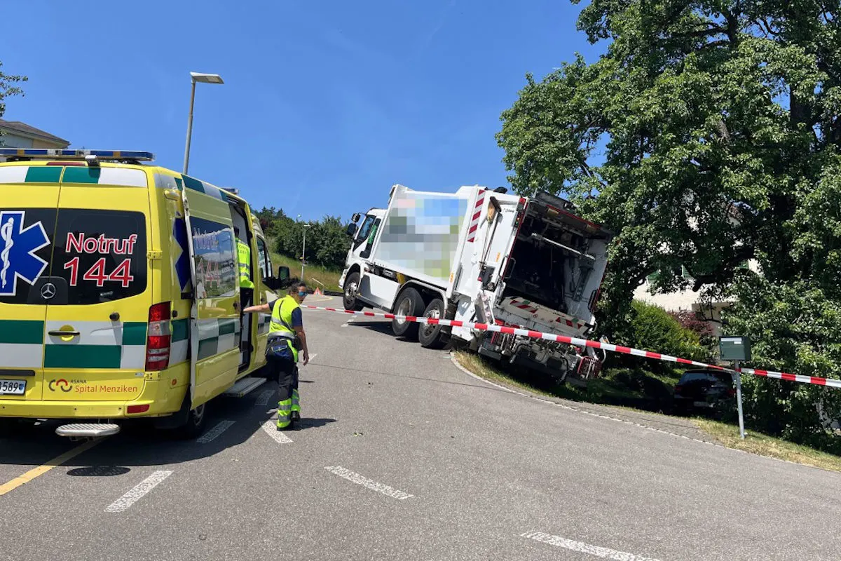 Unfall in Beinwil am See AG – Lastwagen der Müllabfuhr kommt von Strasse ab