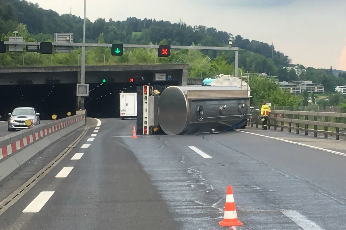 Horw LU - Milchtransporter umgekippt
