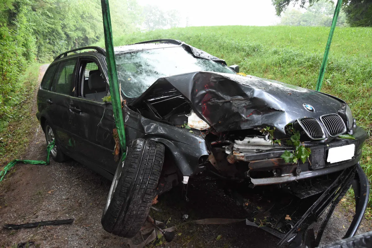 Bernhardzell SG - Mit Auto gegen Baum gefahren