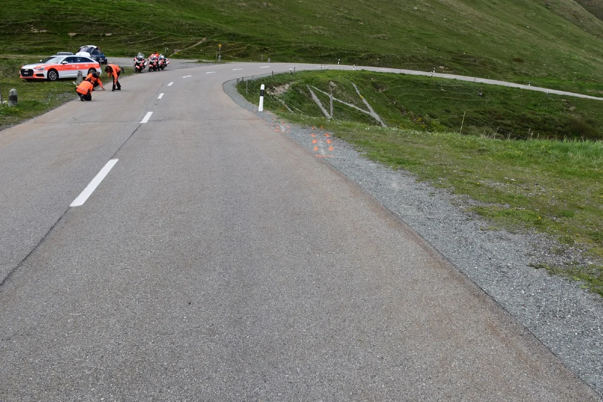 La Punt Chamues-ch: GR - Zwei Teilnehmer an der Tour de Suisse gestürzt - die Polizei sucht nach Zeugen und Filmen
