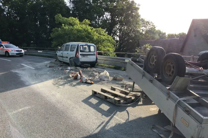 Altstätten SG - Anhänger kippt gegen Auto