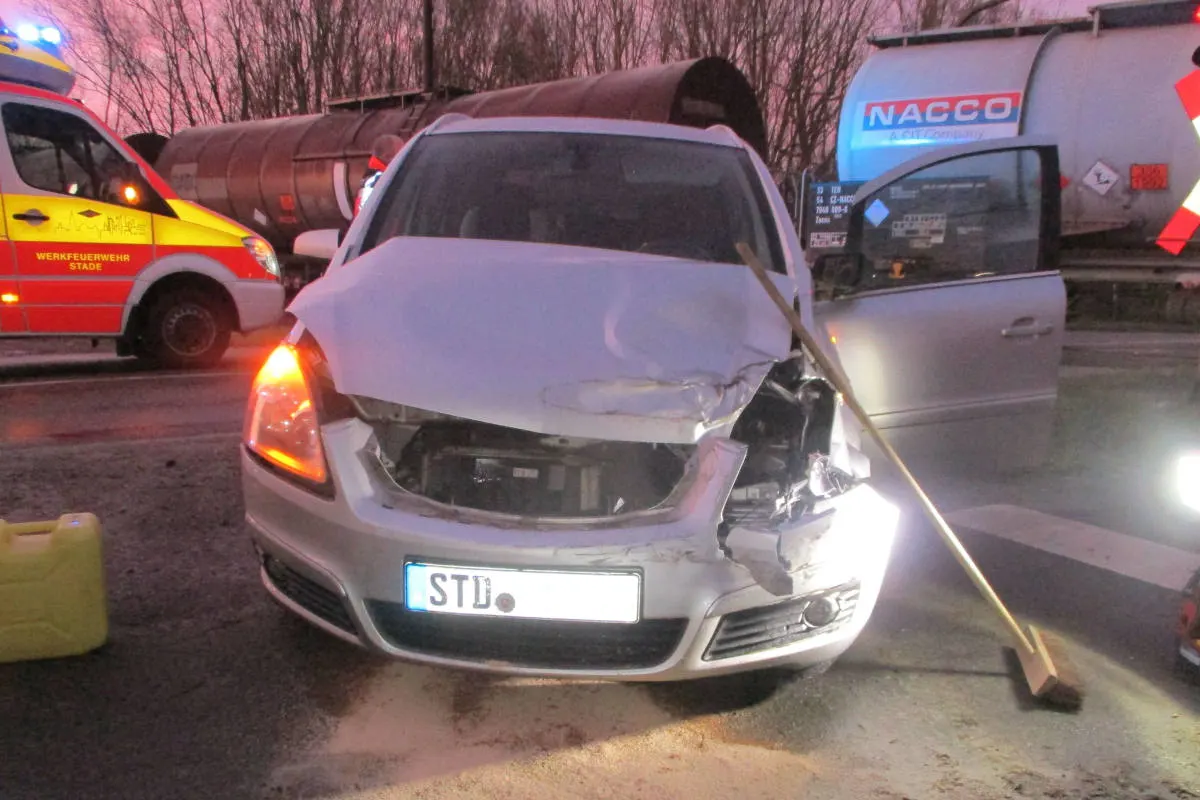 Stade – Autofahrerin prallt gegen Lok von Güterzug
