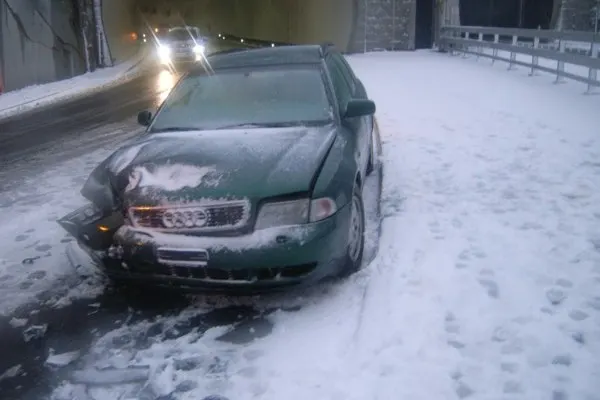 30'000 Franken Schaden in Andermatt -  Kontrolle über Auto verloren und mit anderem Fahrzeug  kollidiert