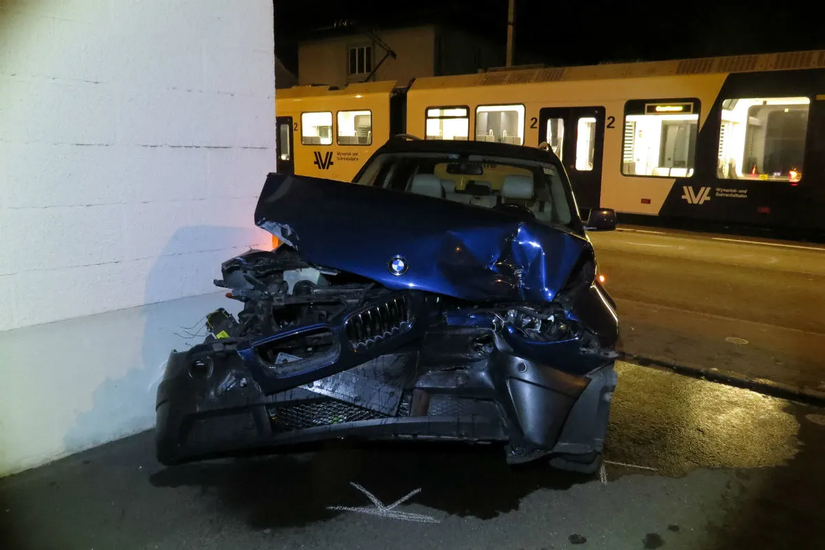 Unfall Unterkulm AG - Beim Abbiegen mit Zug kollidiert