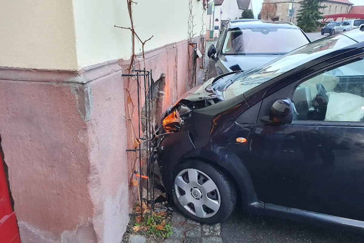 Unfall in Weisenheim am Berg – Gegen geparktes Fahrzeug und Hauswand gekracht
