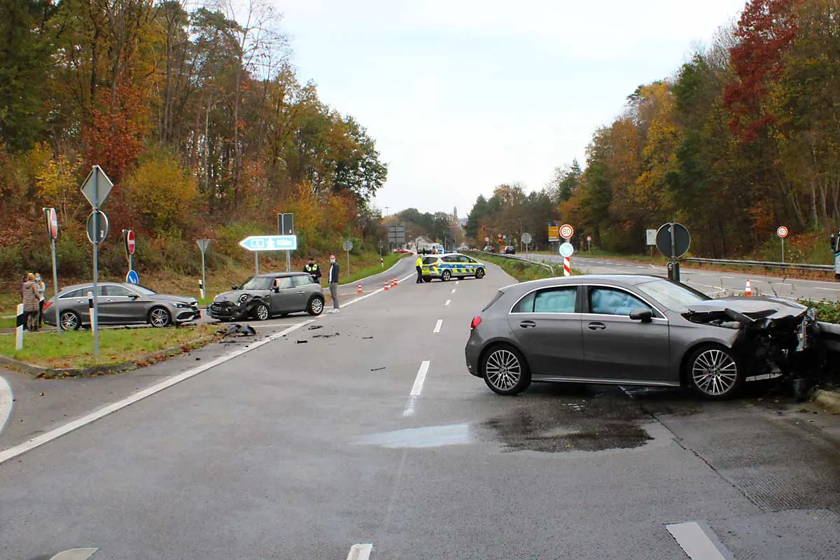Bergisch Gladbach - 3 Verletzte und hoher Sachschaden bei Verkehrsunfall