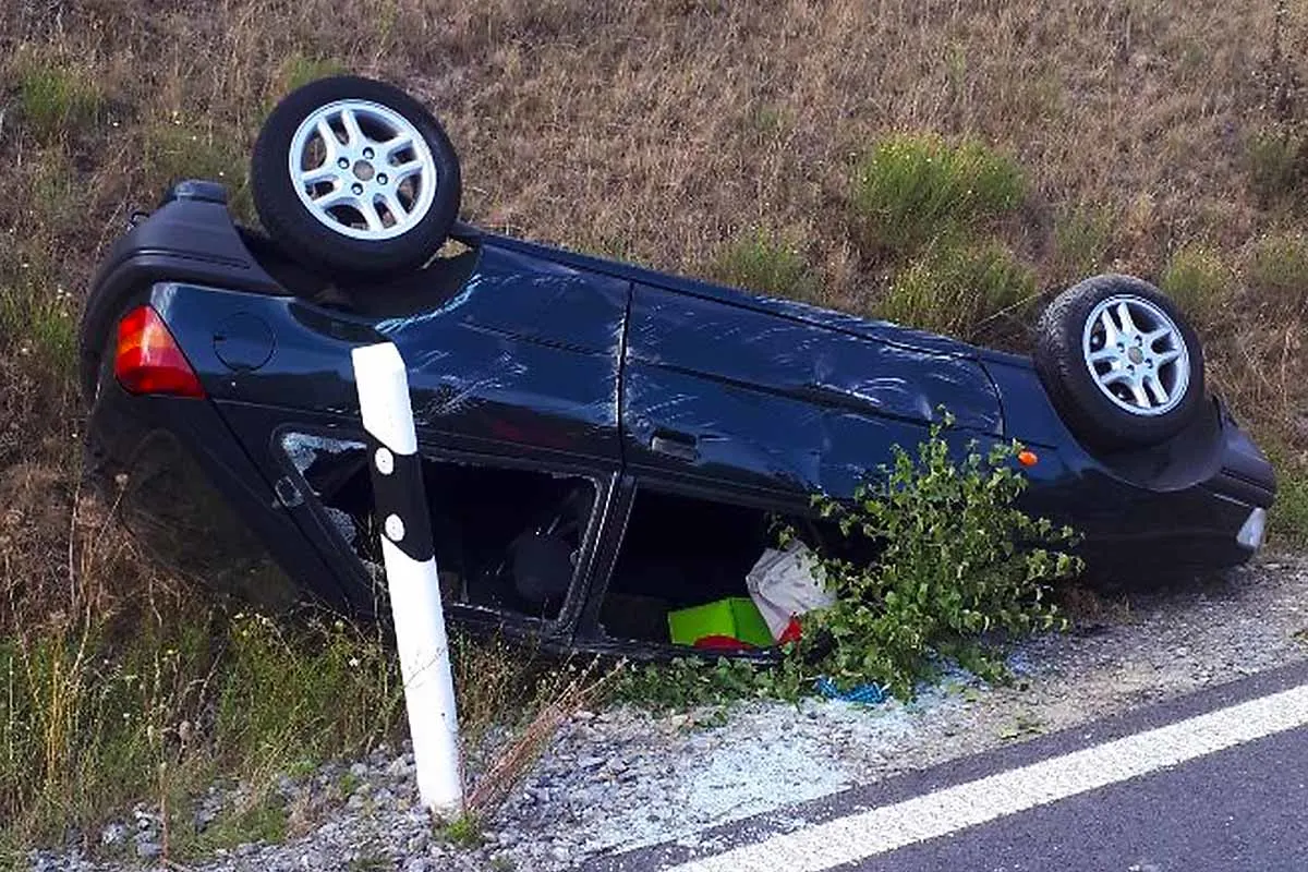 Velbert - Auto überschlägt sich - zwei Verletzte