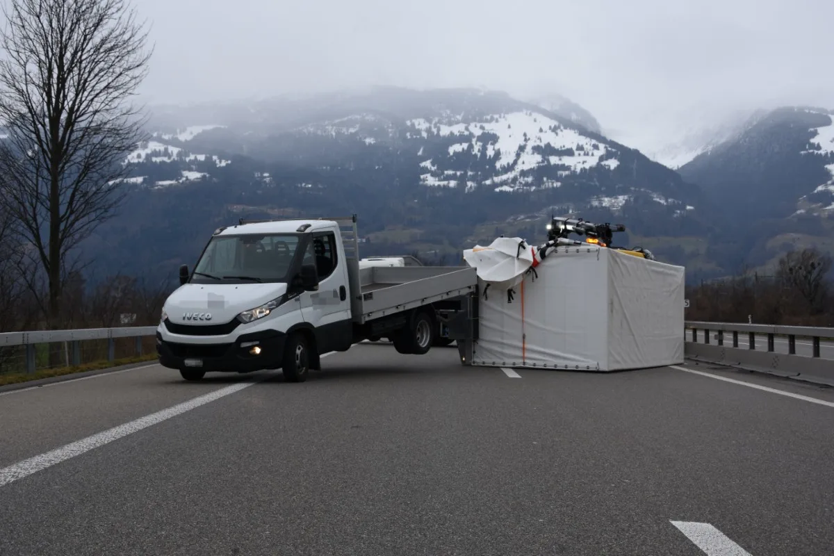 Mels SG - Wegen Windböe kippte Anhänger auf der Autobahn A13 um