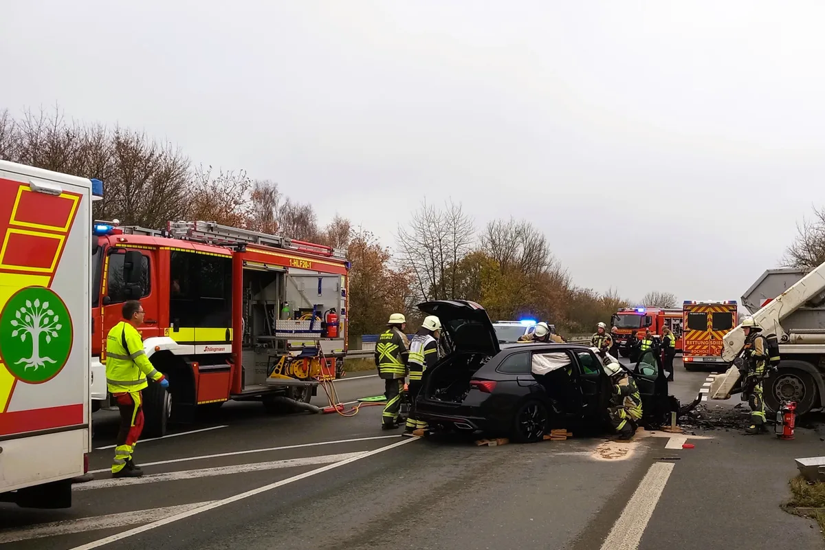 Bocholt NW – Eine Schwerverletzte bei Unfall zwischen Pkw und Lkw