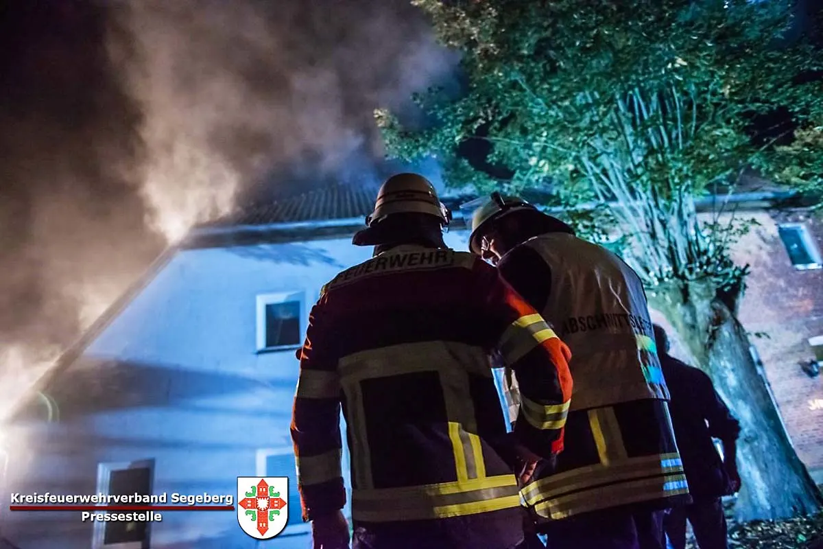 Großfeuer in Großenaspe - Feuer im Mehrfamilienhaus mit mehreren vermissten Personen
