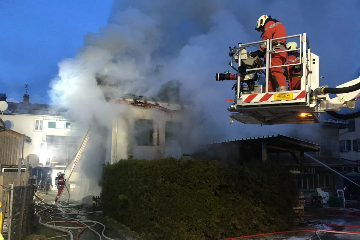 Schwanden GL - Person bei Brand schwer verletzt - eine wird noch gesucht