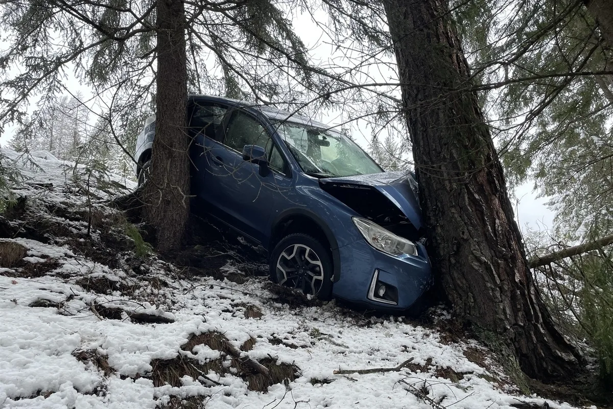 Unfall in Davos Wiesen GR - Böschung hinuntergestürzt