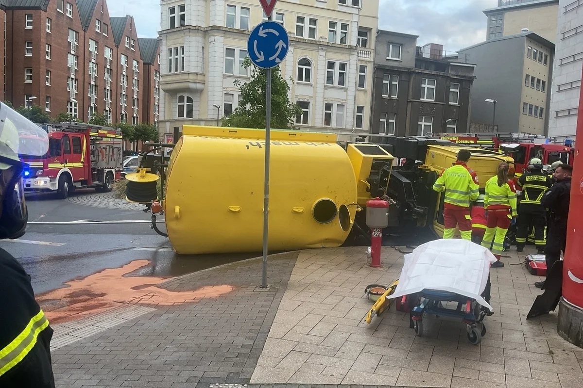 Dortmund - Tankwagen kippt auf die Seite