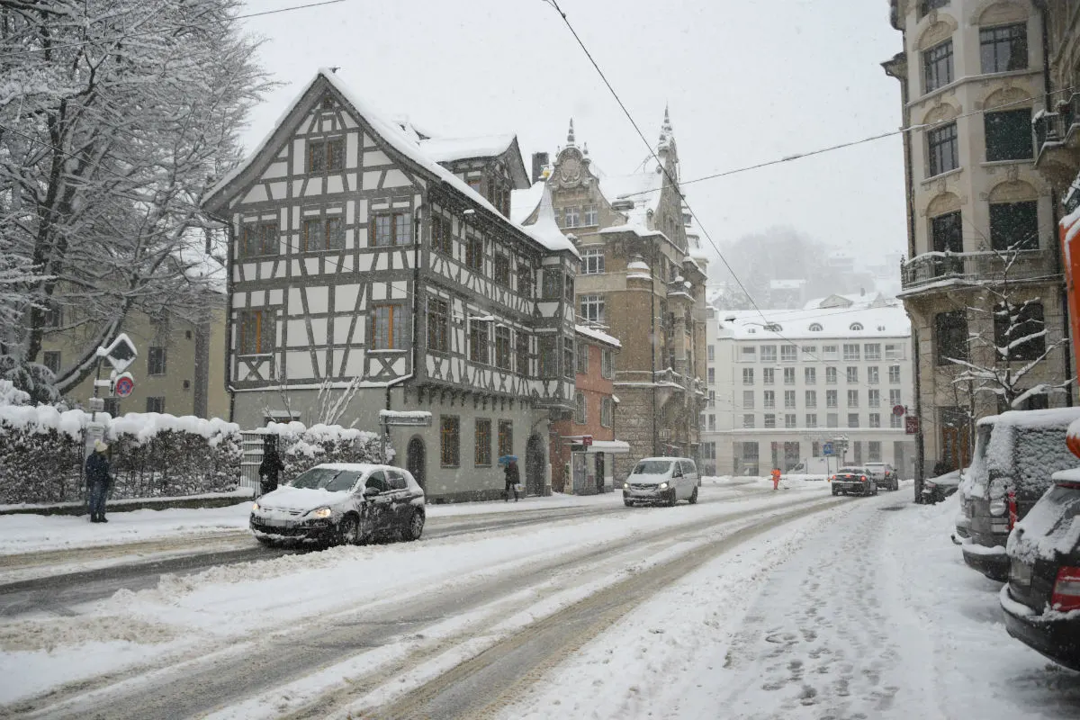 St. Gallen SG - Schnee bringt Unfälle, Stau und viel Arbeit