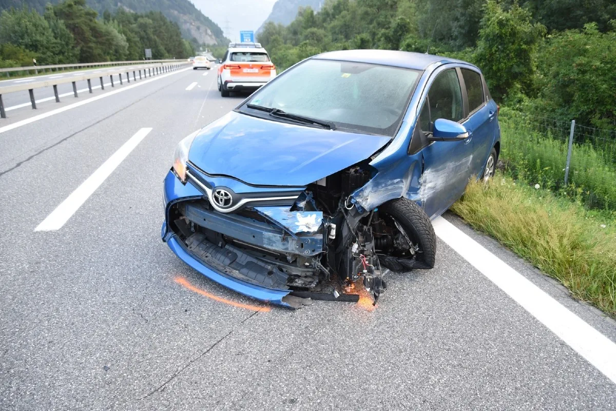 Tomils GR - Selbstunfall auf Autostrasse wegen Ablenkung