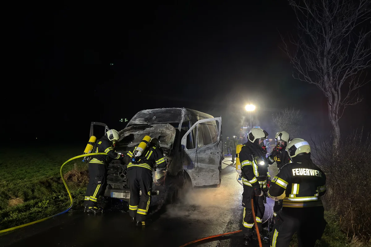 Aurich NI – Transporter bei nächtlichem Brand vollständig zerstört