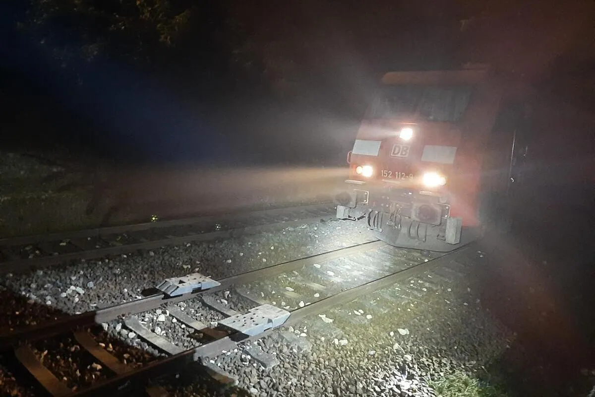 Halle (Saale) – Mehrere Hindernisse ins Gleis gelegt