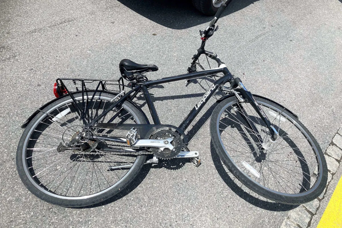 Unfall in Glarus – Fahrrad fährt auf stehendes Auto auf
