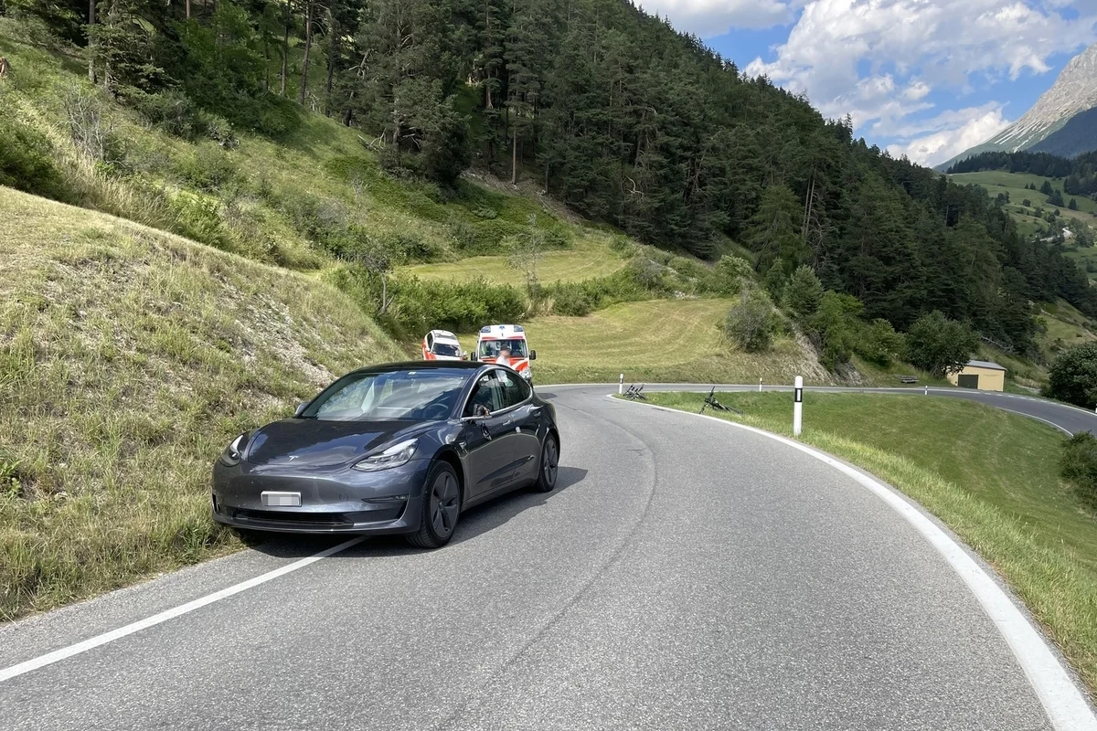 Ramosch GR - Fahrradfahrer erleidet nach Unfall mehrere Brüche 
