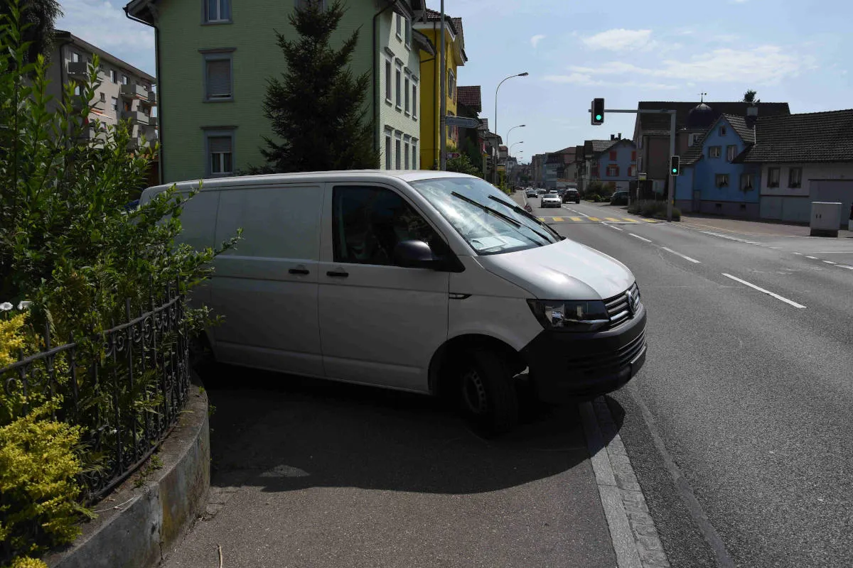 Gossau SG – Kollision zwischen Lieferwagen und Velo