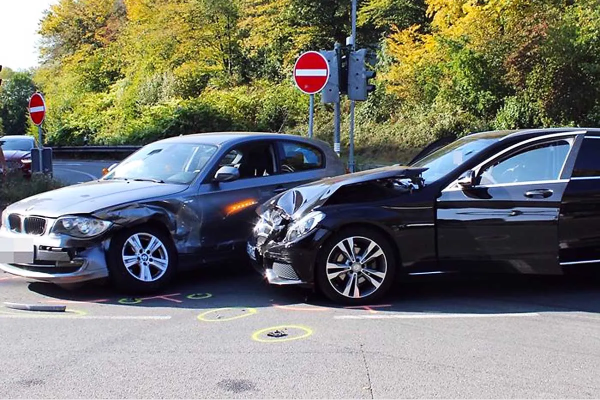 Burscheid - Erheblicher Sachschaden und zwei Verletzte an der Autobahnausfahrt