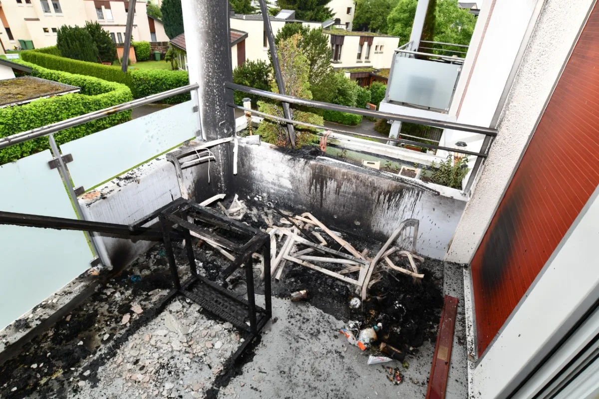Goldach SG - Brand auf Balkon verursacht grossen Schaden  - Zigarettenstummel wohl der Auslöser