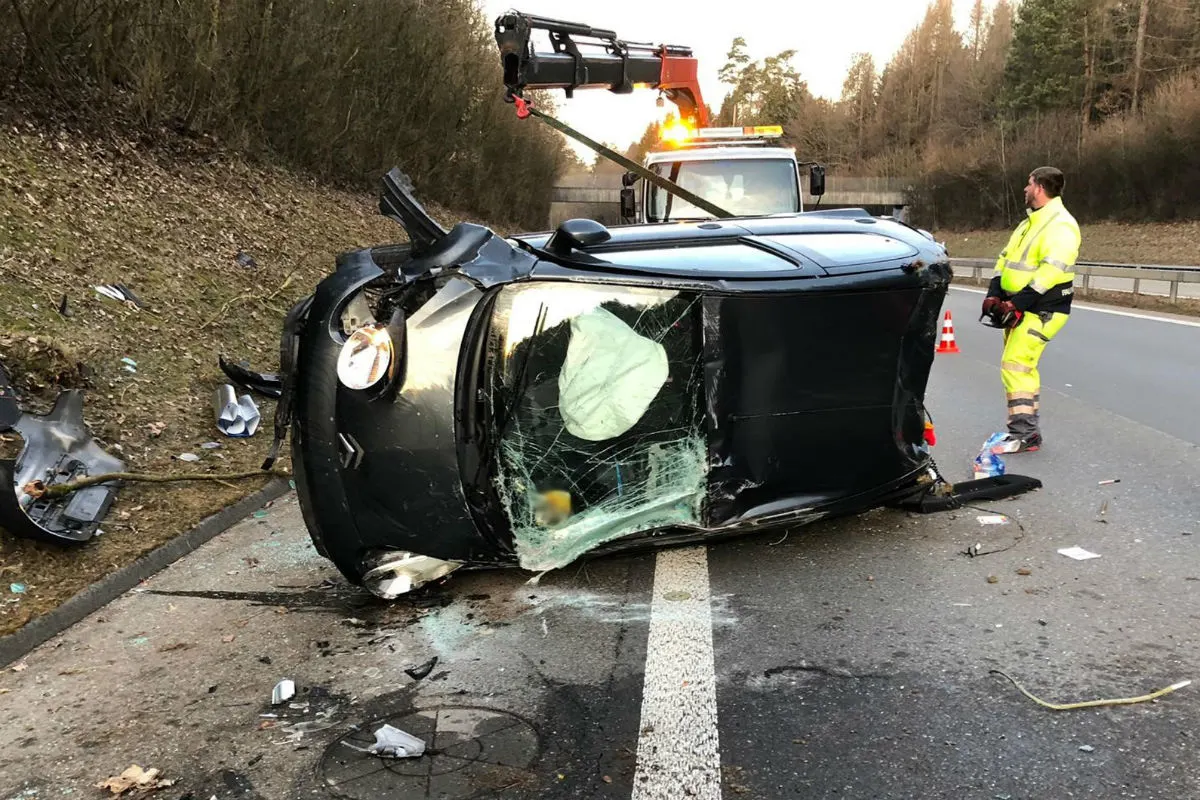 Seedorf A6 BE - Auto bei Unfall auf Dach gelandet