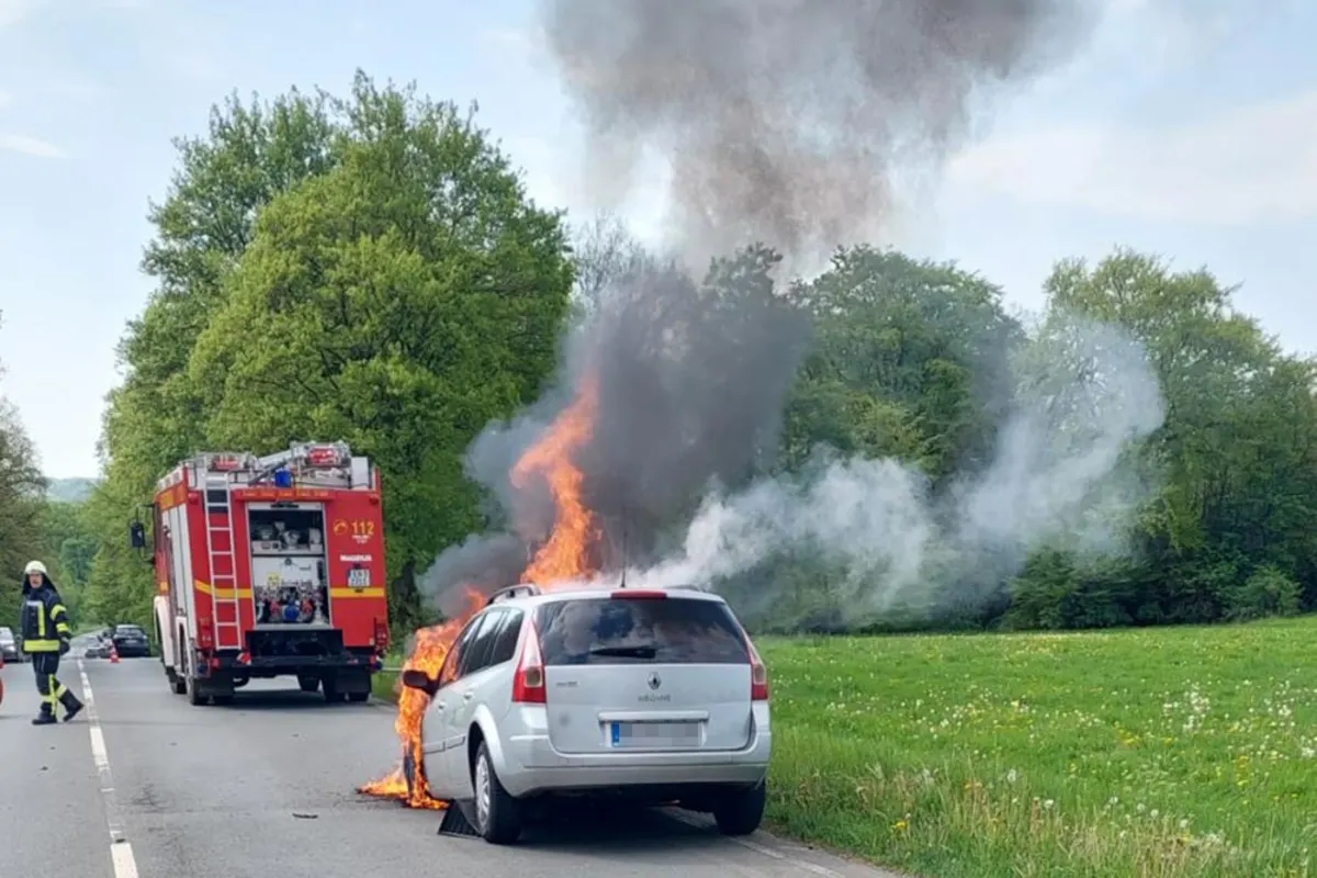 Breckerfeld - Feuerwehr muss brennendes Auto löschen