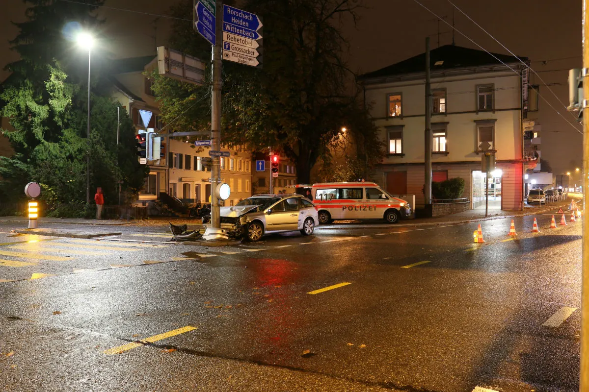 St. Gallen SG - Auto gegen Masten geprallt