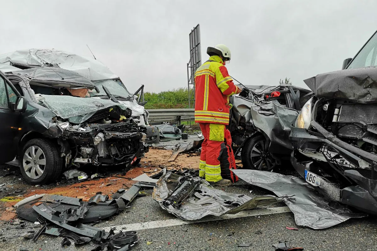 Massencrash auf der A 4 - eine Frau kommt ums Leben, 17 Verletzte