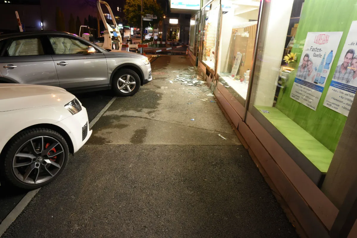Buchs SG - Mit Auto in Schaufenster gefahren