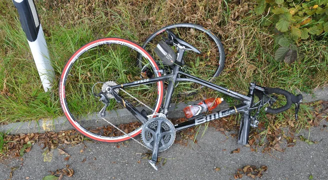 Kollision Velo - Auto in Selzach