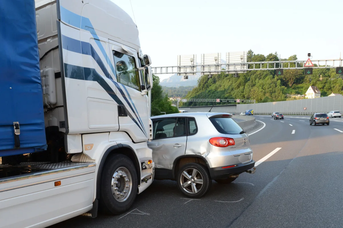 Luzern LU - Rückstau nach Unfall auf der A2