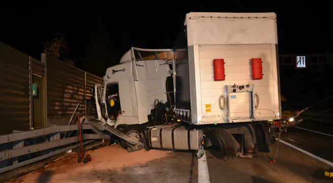 Sattelschlepper verliert Rad - Spektakulärer Unfall bei Eptingen