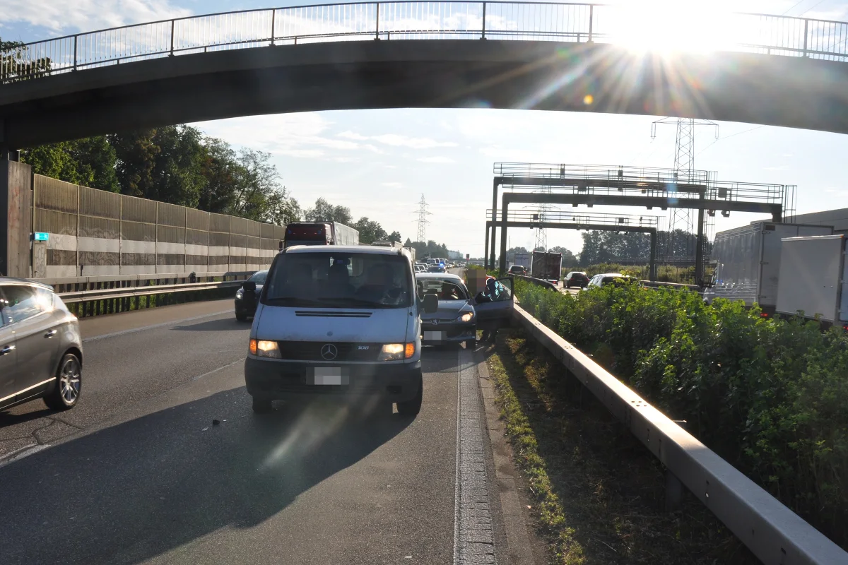 Zeugenaufruf - Morgendliche Auffahrkollision auf der A1 bei Oberbuchsiten 