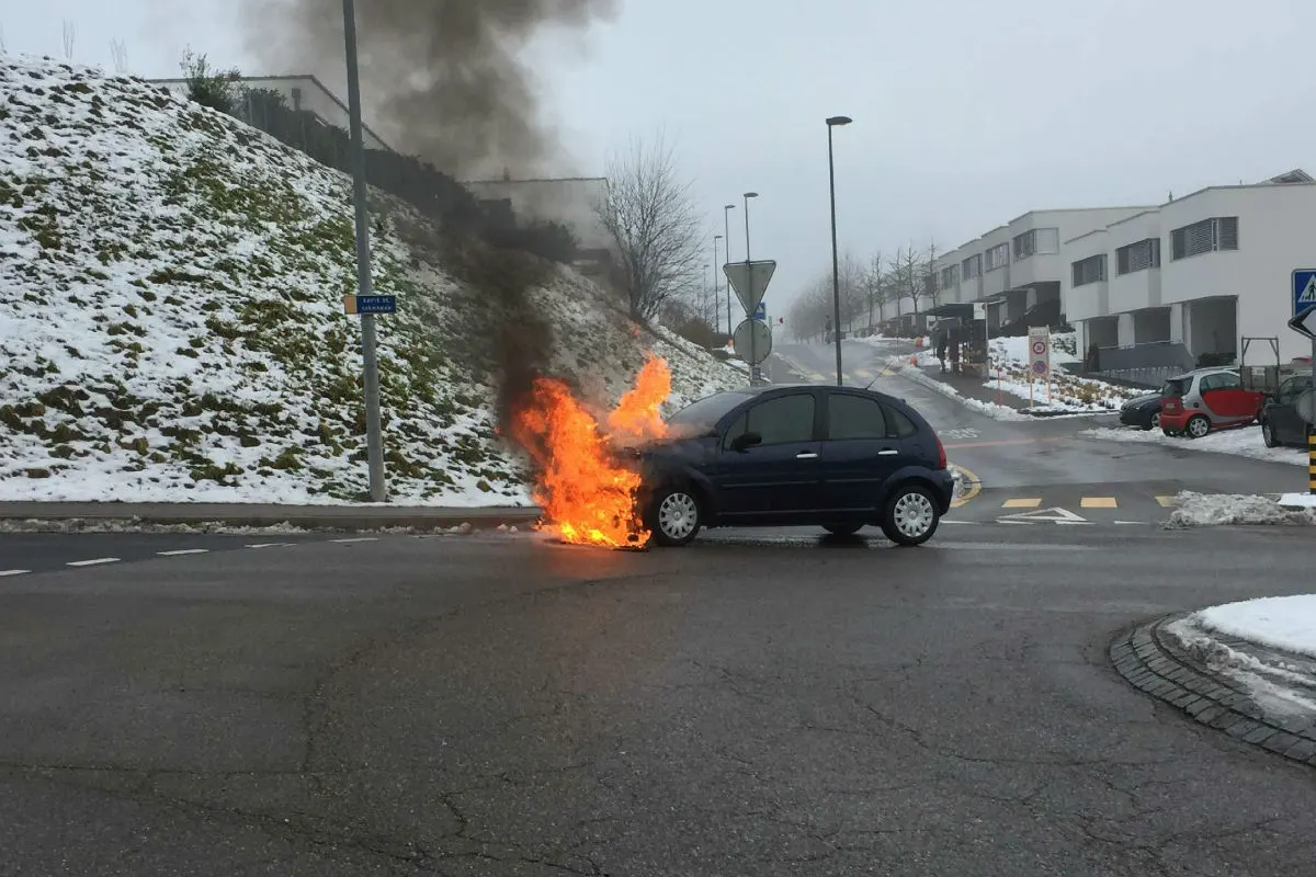 Villars-sur-Glâne FR - Auto brennt im Kreisel