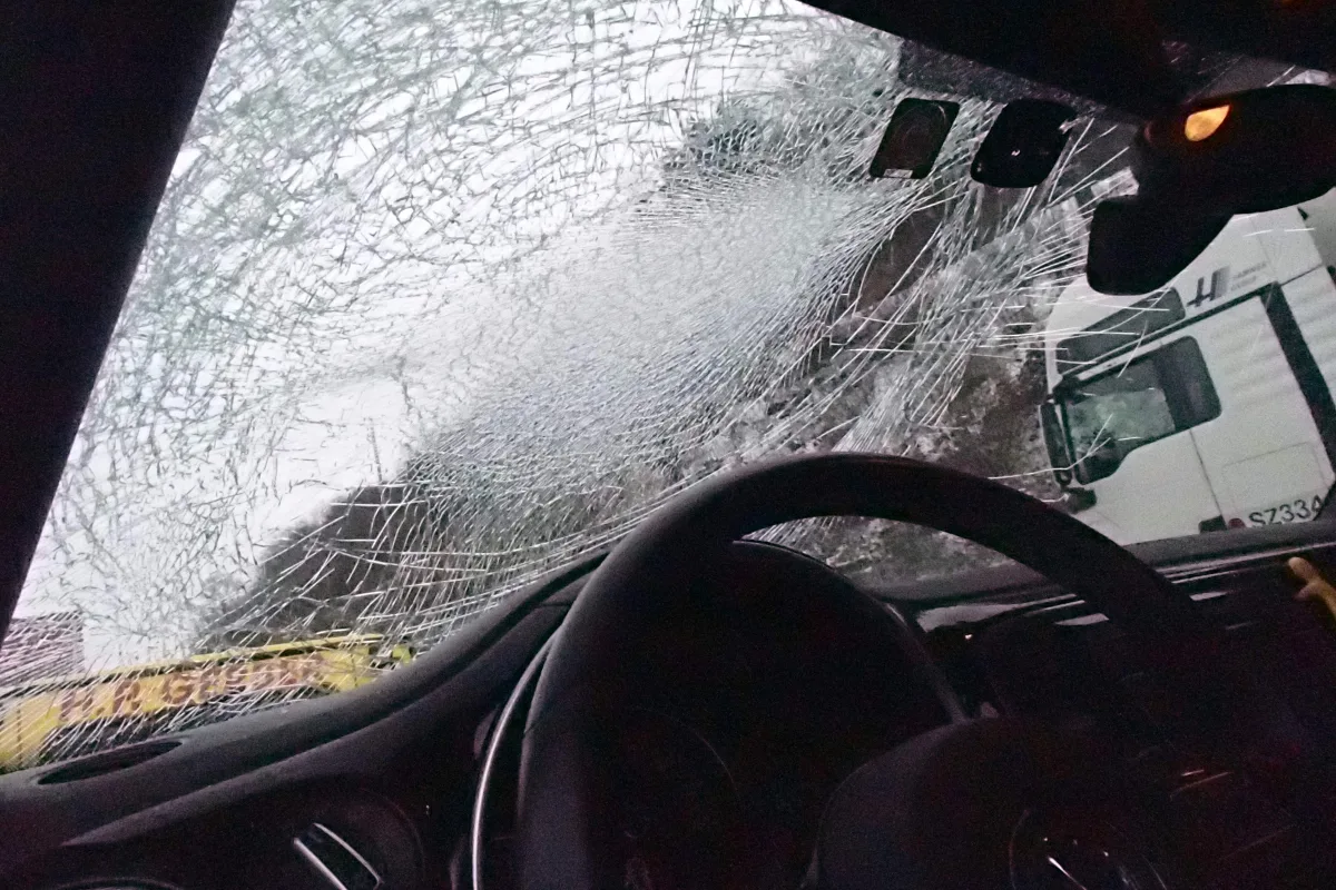 Aargau: Eisbrocken kracht auf Auto