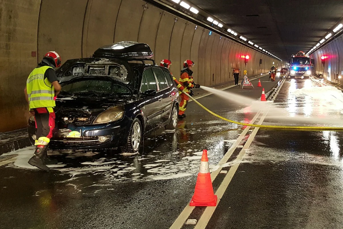 Göschenen UR - Gotthard-Strassentunnel wegen Autobrand gesperrt