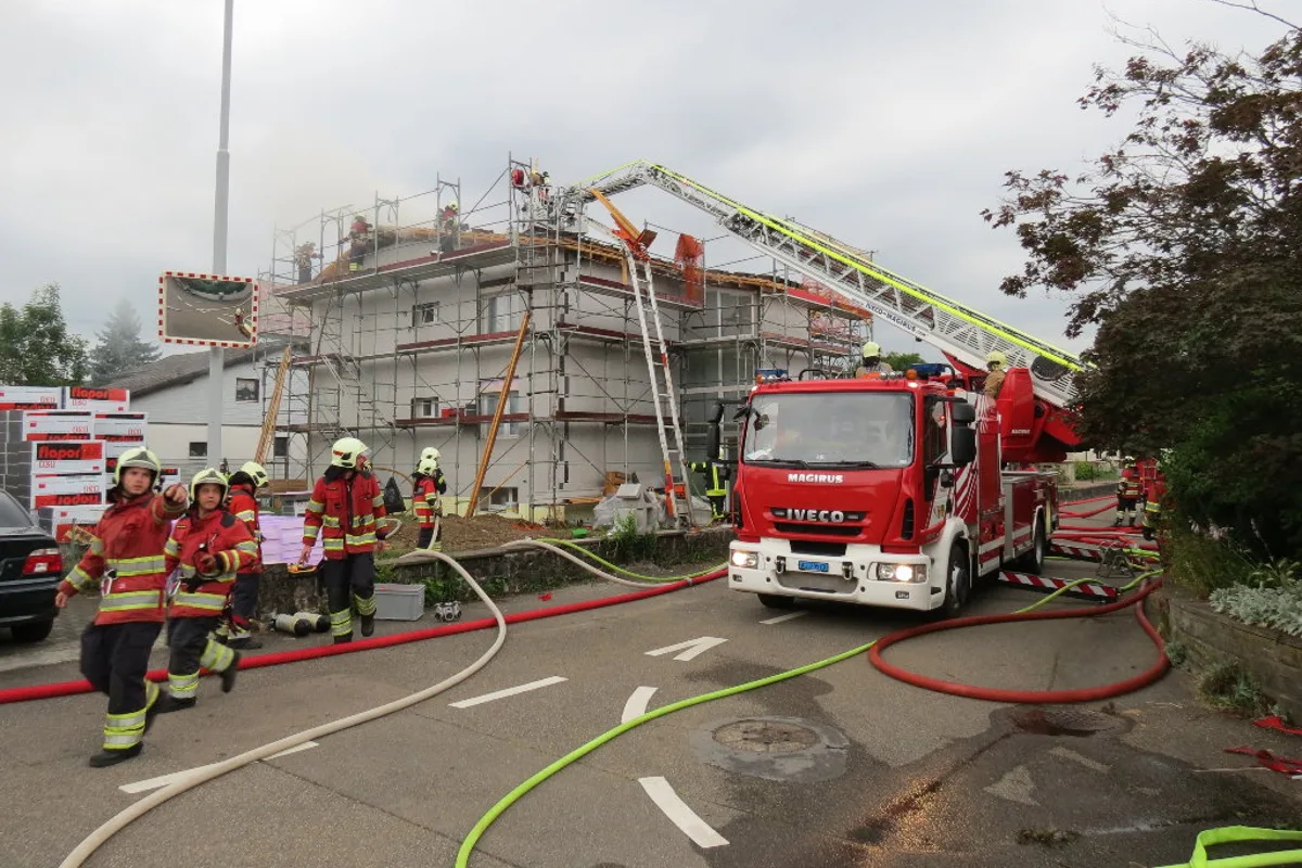 Sisseln AG: Brand eines Dachstocks bei MFH-Umbau