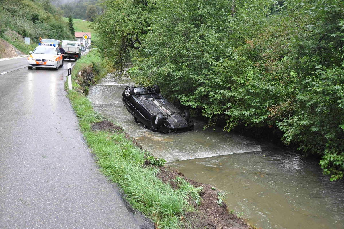 Alleincrash in Beinwil endet in Bach