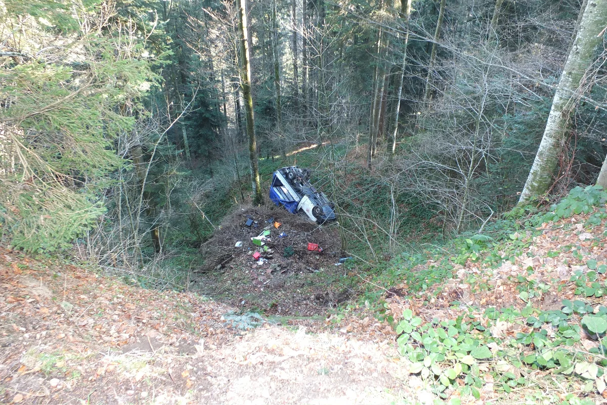 Hemberg SG - Lieferwagen stürzt steilen Abhang hinunter